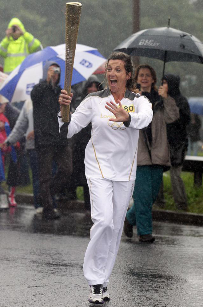 16/07/2012: La atleta Sally Bigg porta la antorcha a su llegada a la ciudad de Portsmouth, donde recorrer� las calles de l ciudad.