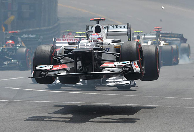 El japon�s sali� por los aires al chocar con otro monoplaza. Pese a lo aparatoso, no le pas� nada, aqunue tuvo que abandonar.