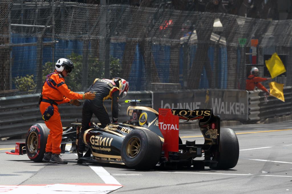 Dur� unos metros, hasta que se toc� con Schumacher.