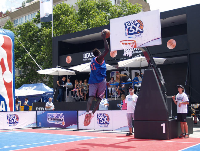 El NBA BBVA Experience on Tour 3X ha arrasado en Valencia durante el primer fin de semana de junio. Desde la presencia del multicampe�n NBA Ron Harper hasta los emocionantes partidos "tres contra tres", pasando por los mates de algunos aficionados, el basket NBA ha sido el gran protagonista.