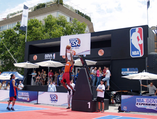 El NBA BBVA Experience on Tour 3X ha arrasado en Valencia durante el primer fin de semana de junio. Desde la presencia del multicampe�n NBA Ron Harper hasta los emocionantes partidos "tres contra tres", pasando por los mates de algunos aficionados, el basket NBA ha sido el gran protagonista.