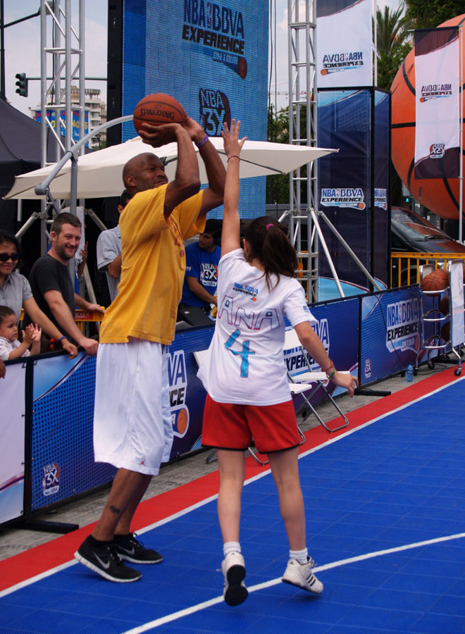 El NBA BBVA Experience on Tour 3X ha arrasado en Valencia durante el primer fin de semana de junio. Desde la presencia del multicampe�n NBA Ron Harper hasta los emocionantes partidos "tres contra tres", pasando por los mates de algunos aficionados, el basket NBA ha sido el gran protagonista.