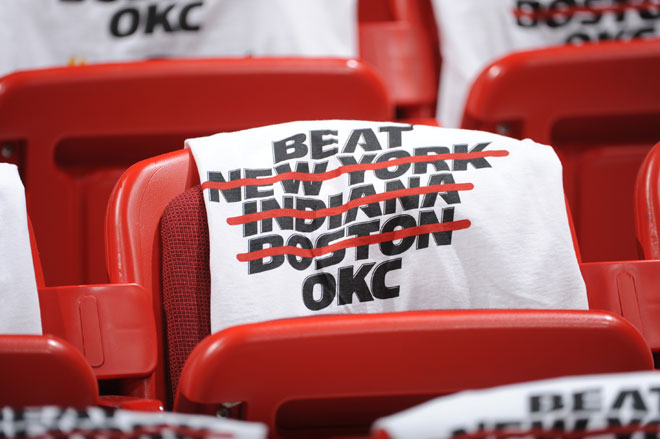 La camiseta que lucieron los seguidores de los Heat en el tercer partido de las Finales de la NBA contra los Thunder.