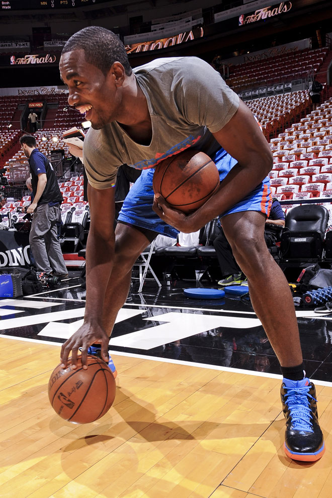 Serge Ibaka, internacional espa�ol de los Thunder, prepar�ndose para disputar el tercer partido de las Finales NBA contra los Heat.