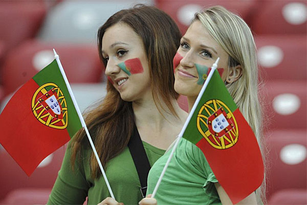 Portugal presumi� de belleza en la grada del estadio Nacional de Varsovia.