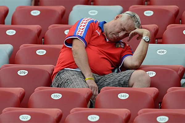 Aunque parezca muy raro, hay gente que parece aburrirse en los estadios de f�tbol.