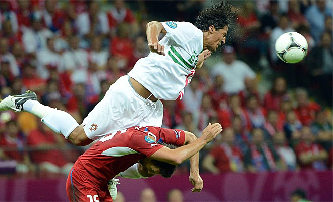 Bruno Alves no se cort� para despejar los balones de peligro.