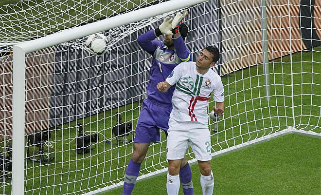 Cech impidi� que Postiga llevara peligro en el juego a�reo.