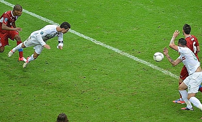 La estrella de Portugal crey� en un centro de Moutinho, se anticip� a Gebre Selassie y bati� a Cech con un certero cabezazo.