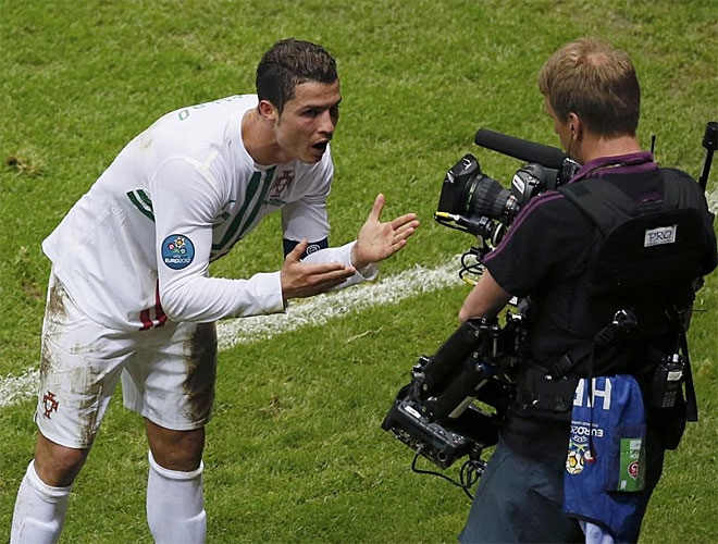 Cristiano se fue a celebrar su tanto a la banda y all� obsequi� a este c�mara con un gran primer plano.