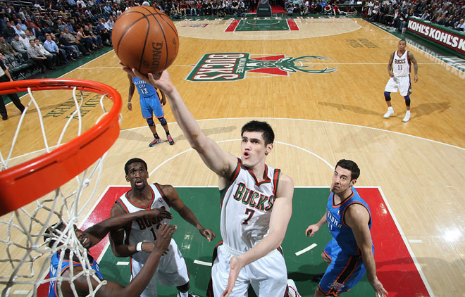 Ha renovado finalmente con los Bucks. Aunque los t�rminos del contrato no se han desvelado, se apunta que es por 40 millones y cuatro a�os