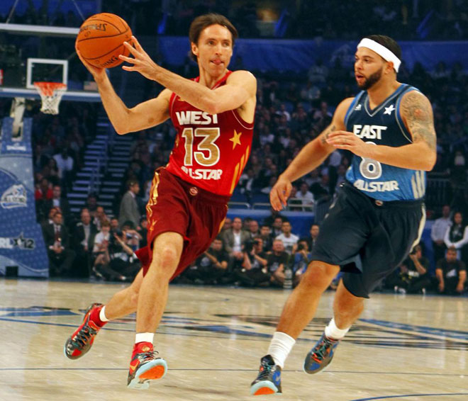 Justo cuando parec�a que Nash hac�a las maletas rumbo a Nueva York tras descartar la oferta de Toronto, los Lakers aparecieron en escena y se hicieron con el veterano base en una <strong><a href=//2012/07/05/baloncesto/nba/noticias/1341465340.html>operaci�n de traspaso</a></strong> con los Suns. El <a href=//2012/07/04/baloncesto/nba/noticias/1341382375.html>objetivo final</a>: Nash, Kobe, Pau y Howard.