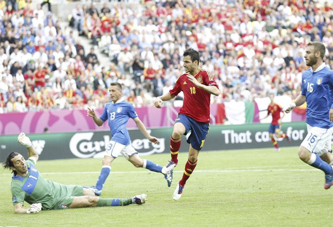 Cesc empat� contra Italia. Asisti� Iniesta y el catal�n sac� un punto para Espa�a.