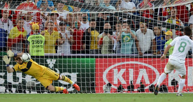 El Portugal-Espa�a lleg� a los penaltis y Casillas, despu�s del error de Xabi Alonso, se par� el primer lanzamiento de los lusos.
