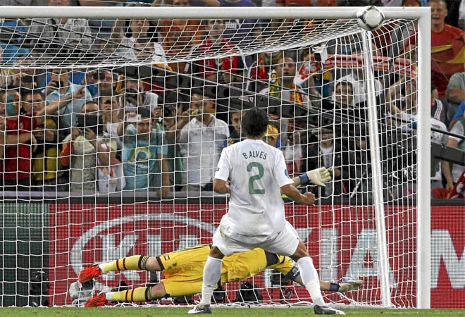 Bruno Alves mand� su penalti a la madera y Espa�a se quedaba a un gol de estar en final.