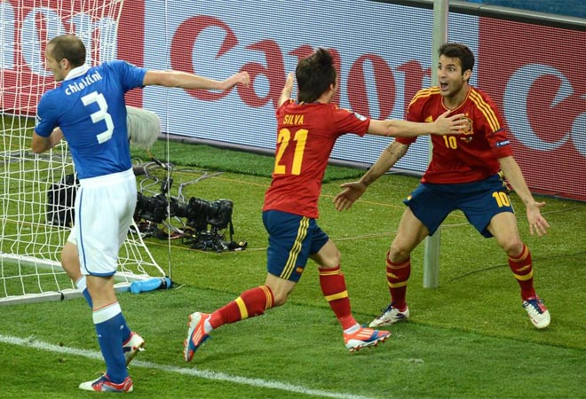 El canario marc� el primer gol de la final a pase de Cesc.