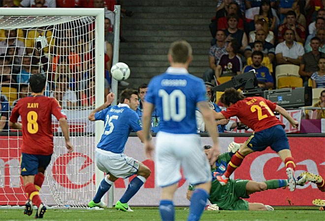 David Silva marc� el primer gol de la final al rematar de cabeza un gran centro de Cesc.