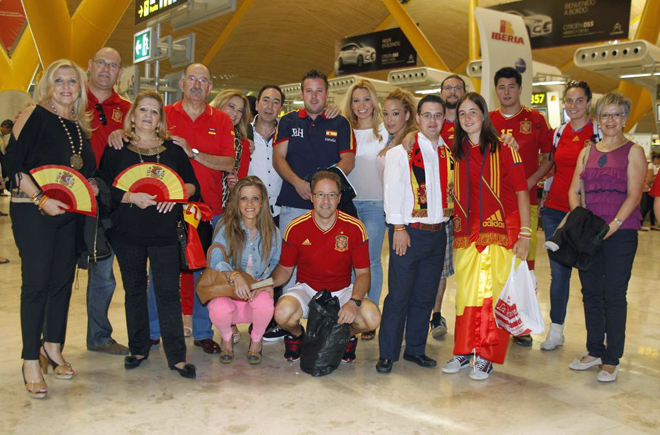 El aeropuerto de Barajas fue el punto de encuentro de decenas de personajes conocidos que acuden a la final de Kiev.