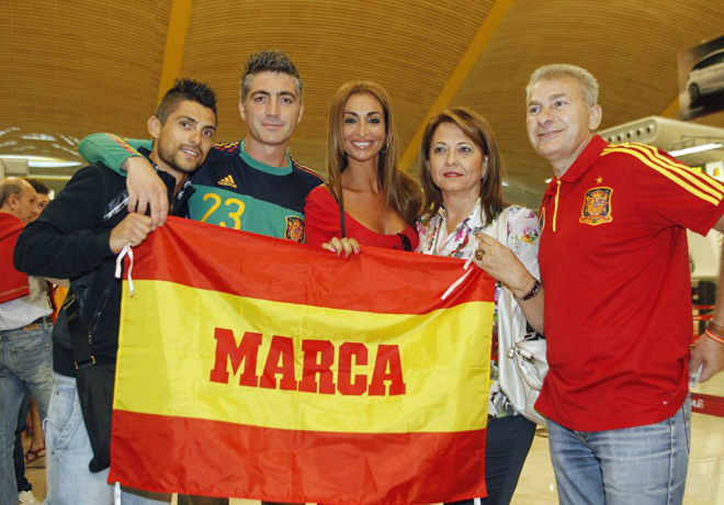 El aeropuerto de Barajas fue el punto de encuentro de decenas de personajes conocidos que acuden a la final de Kiev.