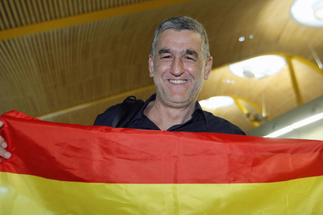 El aeropuerto de Barajas fue el punto de encuentro de decenas de personajes conocidos que acuden a la final de Kiev.