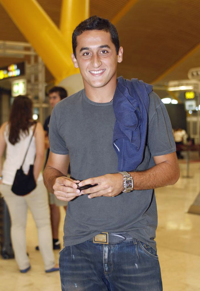 El aeropuerto de Barajas fue el punto de encuentro de decenas de personajes conocidos que acuden a la final de Kiev.