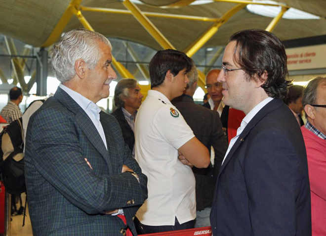 El aeropuerto de Barajas fue el punto de encuentro de decenas de personajes conocidos que acuden a la final de Kiev.