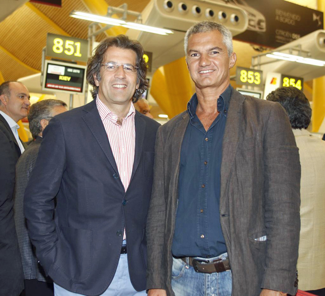 El aeropuerto de Barajas fue el punto de encuentro de decenas de personajes conocidos que acuden a la final de Kiev.