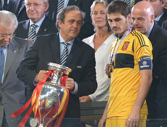 Se volvi� a repetir la imagen de Viena y Platini volvi� a dar la Copa a Casillas.