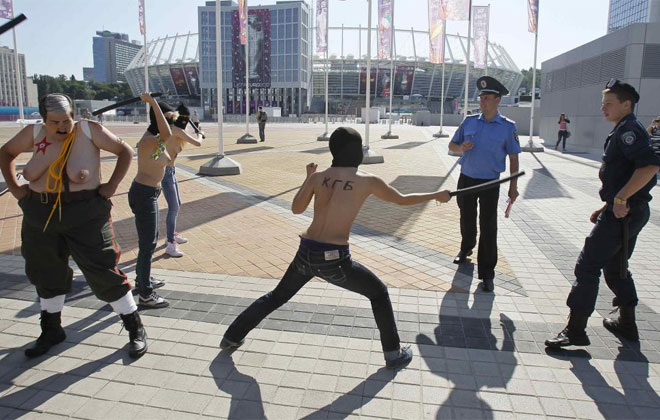 Algunas activistas protestan en los aleda�os del Olympic Stadium de Kiev por la presencia esta noche del presidente de bielorrusia Alexander Lukashenko.