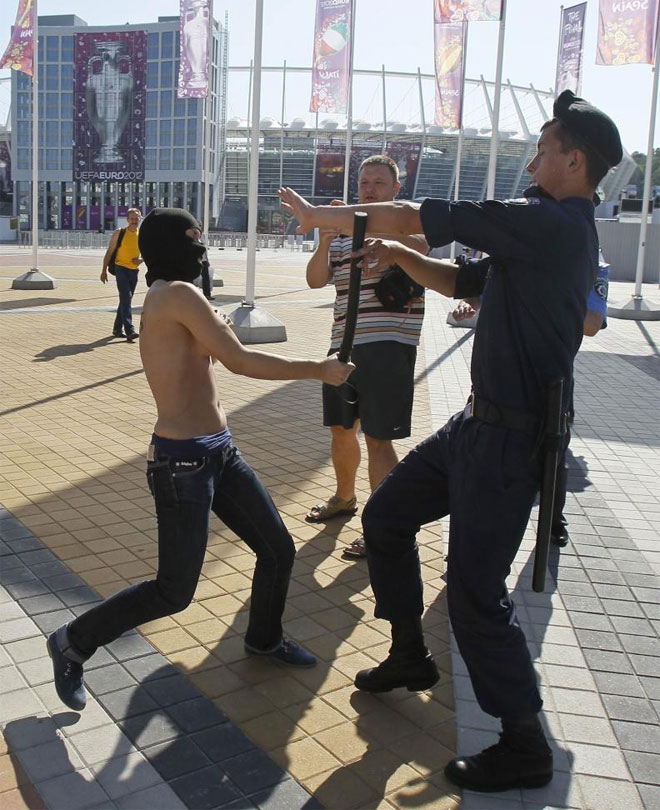 Algunas activistas protestan en los aleda�os del Olympic Stadium de Kiev por la presencia esta noche del presidente de bielorrusia Alexander Lukashenko.
