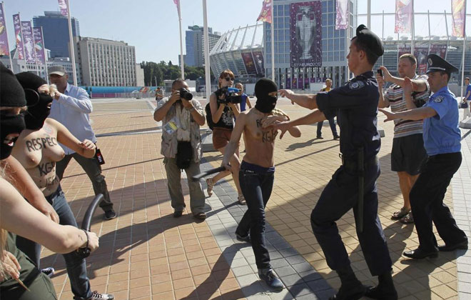 Algunas activistas protestan en los aleda�os del Olympic Stadium de Kiev por la presencia esta noche del presidente de bielorrusia Alexander Lukashenko.