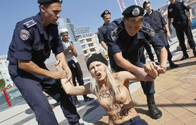 Algunas activistas protestan en los aleda�os del Olympic Stadium de Kiev por la presencia esta noche del presidente de bielorrusia Alexander Lukashenko.