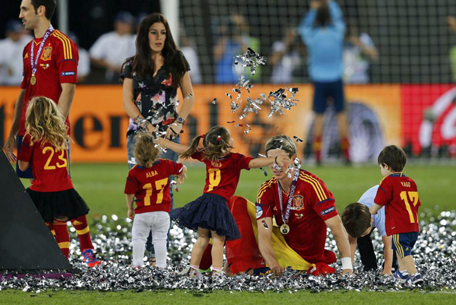 Los jugadores de la selecci�n celebraron la Eurocopa con sus esposas, hijos, novias, padres o amigos en el mismo escenario del partido nada m�s acabar.