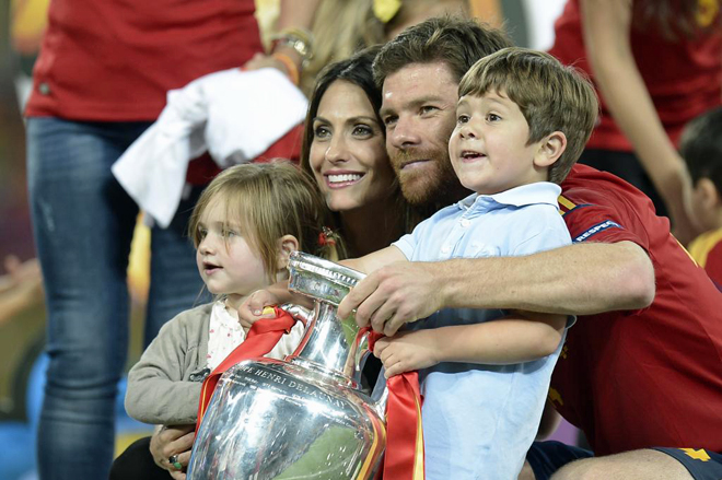 Los jugadores de la selecci�n celebraron la Eurocopa con sus esposas, hijos, novias, padres o amigos en el mismo escenario del partido nada m�s acabar.