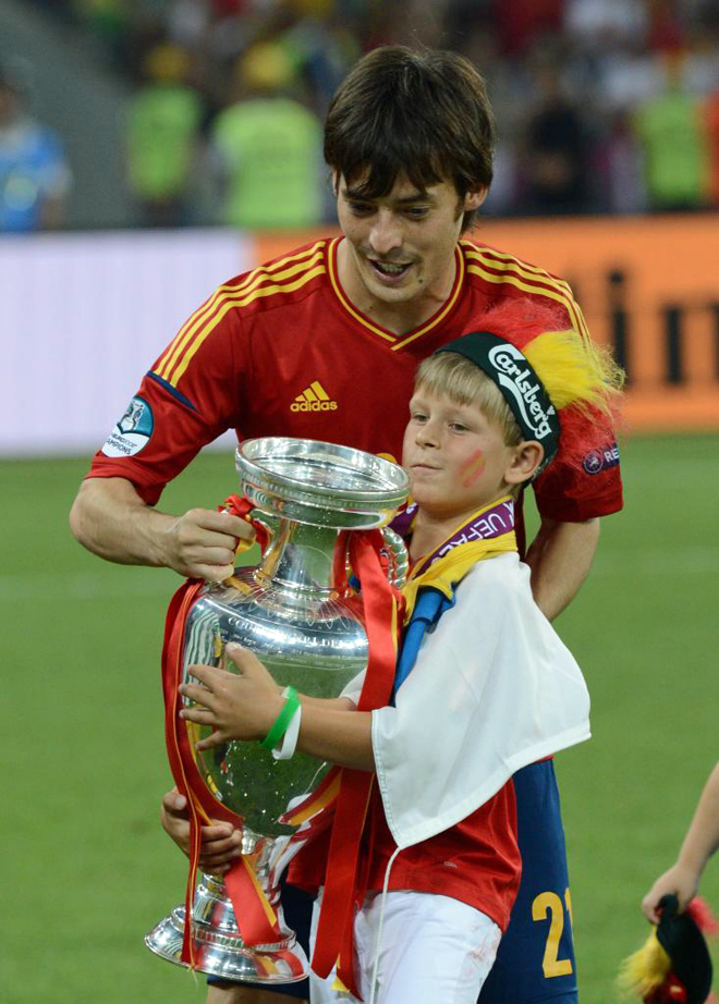 Los jugadores de la selecci�n celebraron la Eurocopa con sus esposas, hijos, novias, padres o amigos en el mismo escenario del partido nada m�s acabar.