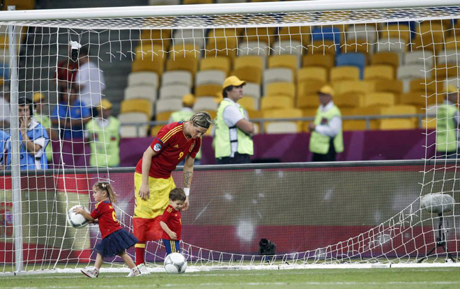 Los jugadores de la selecci�n celebraron la Eurocopa con sus esposas, hijos, novias, padres o amigos en el mismo escenario del partido nada m�s acabar.