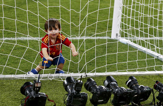 Los jugadores de la selecci�n celebraron la Eurocopa con sus esposas, hijos, novias, padres o amigos en el mismo escenario del partido nada m�s acabar.
