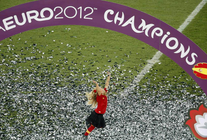 Los jugadores de la selecci�n celebraron la Eurocopa con sus esposas, hijos, novias, padres o amigos en el mismo escenario del partido nada m�s acabar.