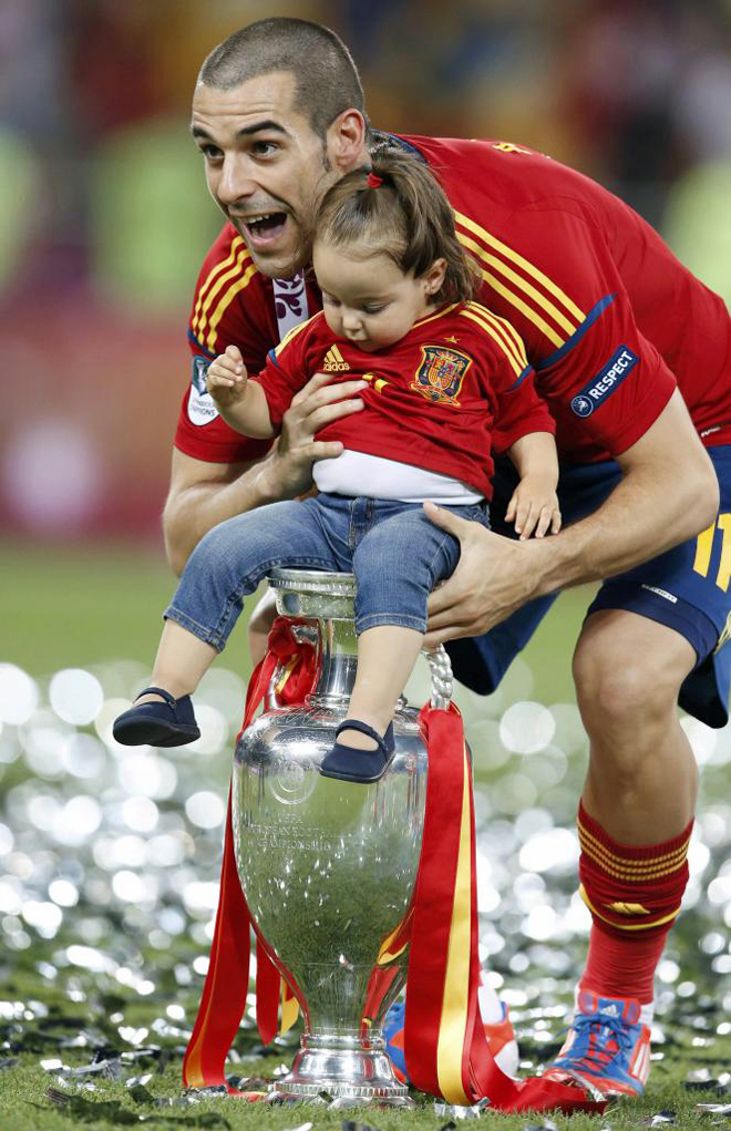 Los jugadores de la selecci�n celebraron la Eurocopa con sus esposas, hijos, novias, padres o amigos en el mismo escenario del partido nada m�s acabar.