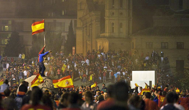 Los zaragozanos prolongaron la celebraci�n en la plaza de El Pilar.