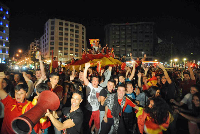 La plaza Moyua se llen� de hinchas y banderas de Espa�a.
