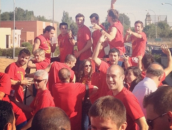 Los jugadores saludaron a los aficionados desde un autob�s descapotable.