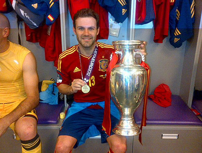 Mata tambi�n recurri� a su twitter para ense�ar la copa a sus seguidores.
