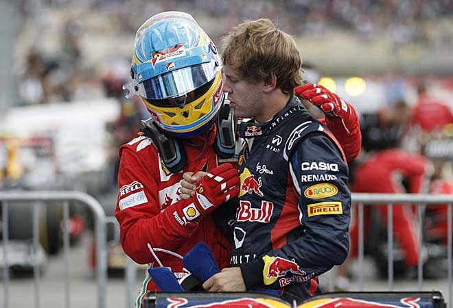 Alonso habla con Vettel al terminar la carrera. �Le dar�a el p�same por robarle la victoria en casa?