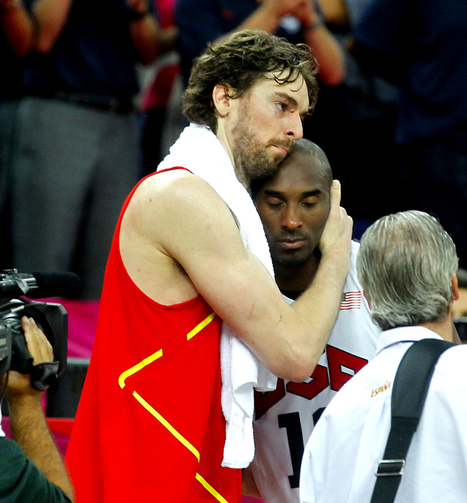 Espa�a y Estados Unidos volvieron a ofrecer uno de los mejores espect�culos nunca visto en una cancha. El reconocimiento al esfuerzo de ambos equipos se vio cuando Kobe se acerc� al banquillo espa�ol para consolar a Pau por la derrota.