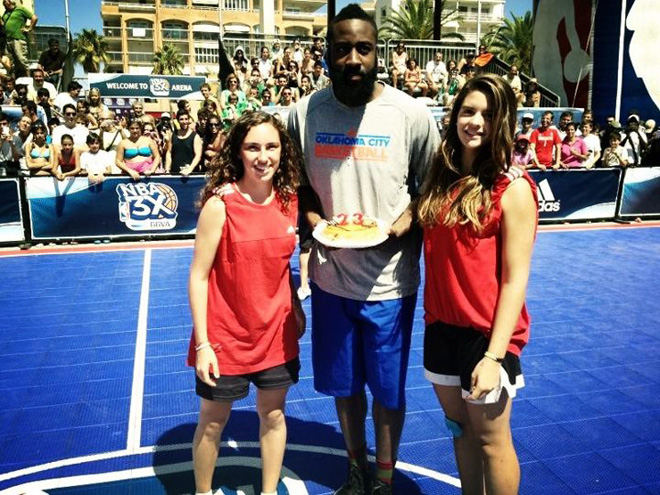 James Harden es la estrella NBA que ha acudido a la parada de Salou del NBA BBVA 3X Tour. El escolta de los Thunder tiene seguidores y fans en todo el mundo y as� se lo demuestran con la barba, aunque sea postiza.