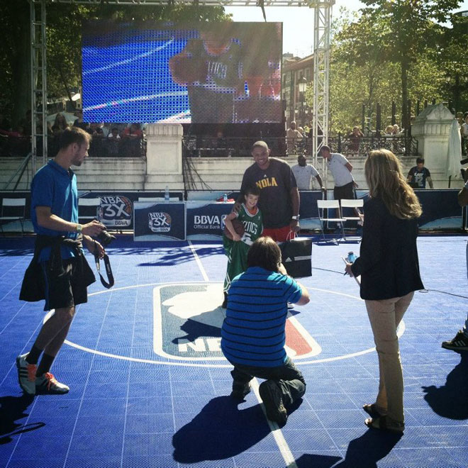 El NBA 3X Tour presentado por BBVA ha triunfado a lo grande en Bilbao. Eric Gordon, estrella de los Hornets, conquist� a los aficionados y las Magic Dancers enamoraron con sus coreograf�as. Ricky Rubio, Pau Gasol y Derrick Rose, a tama�o gigante, tambi�n se dejaron ver en el Muelle del Arenal.