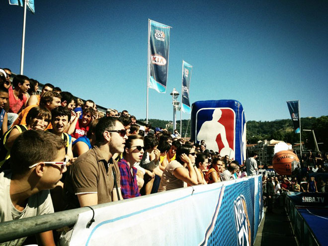 El NBA 3X Tour presentado por BBVA ha triunfado a lo grande en Bilbao. Eric Gordon, estrella de los Hornets, conquist� a los aficionados y las Magic Dancers enamoraron con sus coreograf�as. Ricky Rubio, Pau Gasol y Derrick Rose, a tama�o gigante, tambi�n se dejaron ver en el Muelle del Arenal.