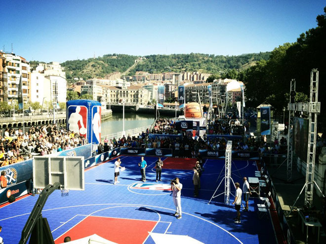 El NBA 3X Tour presentado por BBVA ha triunfado a lo grande en Bilbao. Eric Gordon, estrella de los Hornets, conquist� a los aficionados y las Magic Dancers enamoraron con sus coreograf�as. Ricky Rubio, Pau Gasol y Derrick Rose, a tama�o gigante, tambi�n se dejaron ver en el Muelle del Arenal.