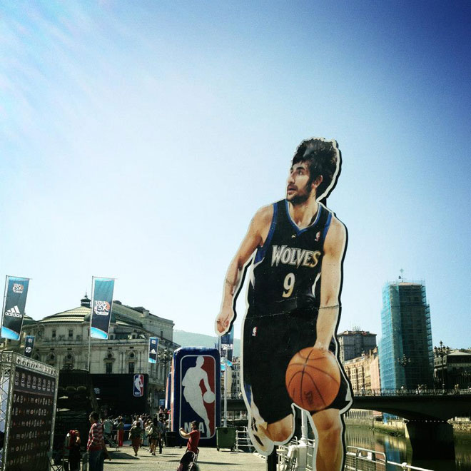 El NBA 3X Tour presentado por BBVA ha triunfado a lo grande en Bilbao. Eric Gordon, estrella de los Hornets, conquist� a los aficionados y las Magic Dancers enamoraron con sus coreograf�as. Ricky Rubio, Pau Gasol y Derrick Rose, a tama�o gigante, tambi�n se dejaron ver en el Muelle del Arenal.